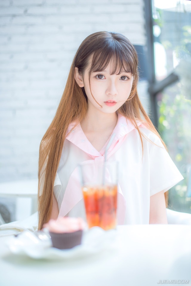 “如果夫君不小气的话，姐姐就真该担忧你的将来了。”大乔苦笑道，如果吕布真的一点反应都没有，那就证明，小乔在吕布眼里，依旧是个玩物，现在整个乔家都迁来了长安，仰吕布鼻息生存，如果他们姐妹失宠了，那对乔家来说，就是一个巨大的打击，就算吕布不去对付乔家，也不会再关照，那些嗅觉敏锐的政客们绝对不会放过这个打击乔家的机会。